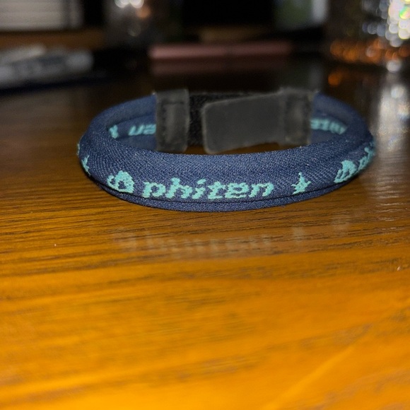 Navy Blue Phiten Athletic Wristband with Sleek Design and Flexible Material - Picture 1 of 3